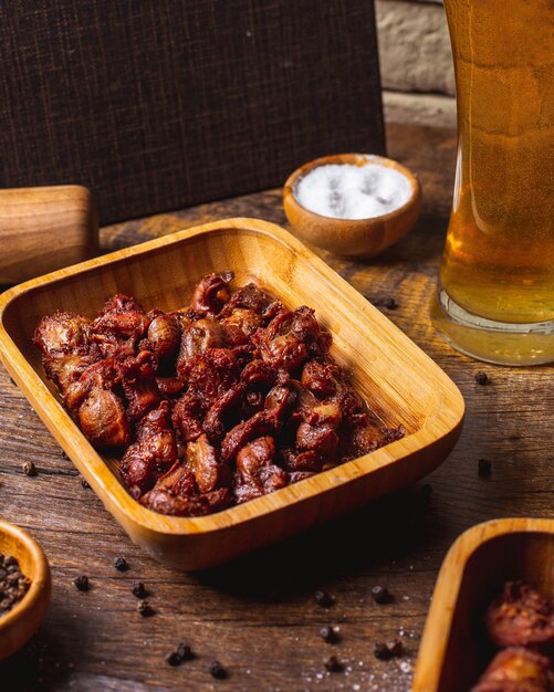 frittierte Wurst mit Salz und Glas Bier auf dem Tisch