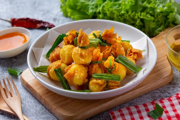 Frittierter Wonton auf der dunklen Oberfläche.