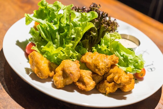 Frittiertes Hähnchen mit Salat