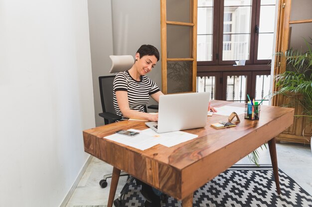 Fröhlich Arbeiter im Büro