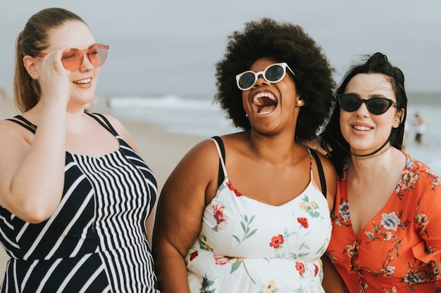 Fröhlich diverse plus size Frauen am Strand