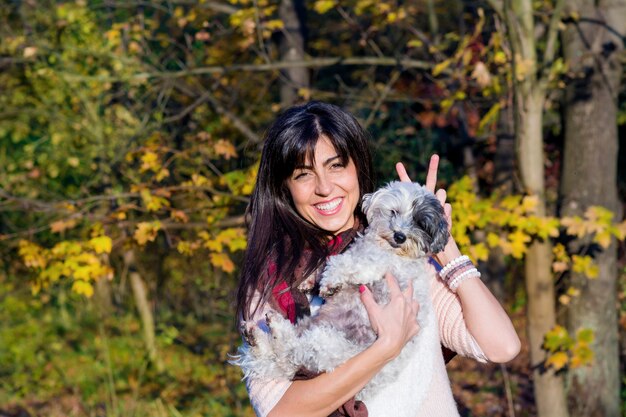 Fröhlich Frau mit ihrem Hund im Freien