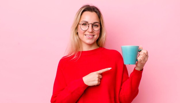 Fröhlich lächeln, sich glücklich fühlen und zur Seite zeigen