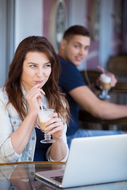 Fröhlich Mädchen, das ihr Milchshake genießen