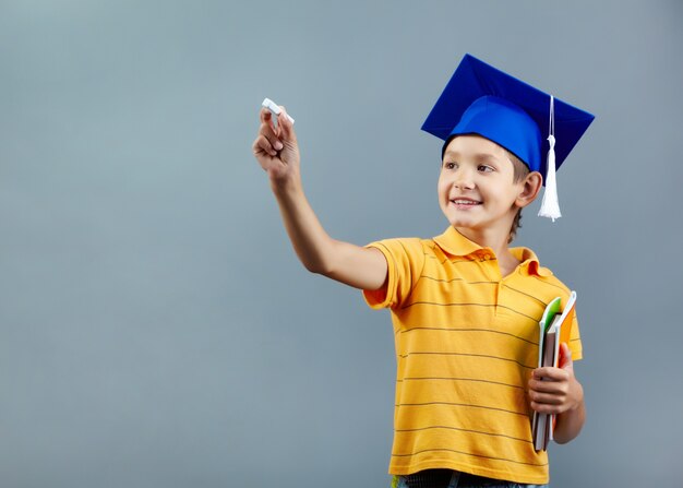 Fröhlich Student Schreiben und Bücher halten