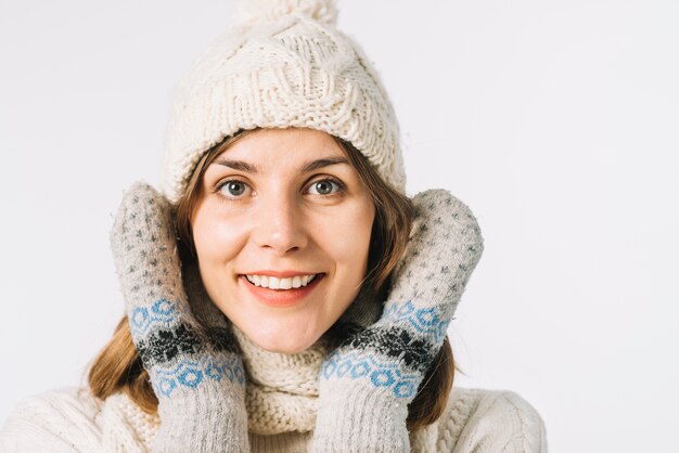 Fröhliche Dame in Hut und Handschuhe