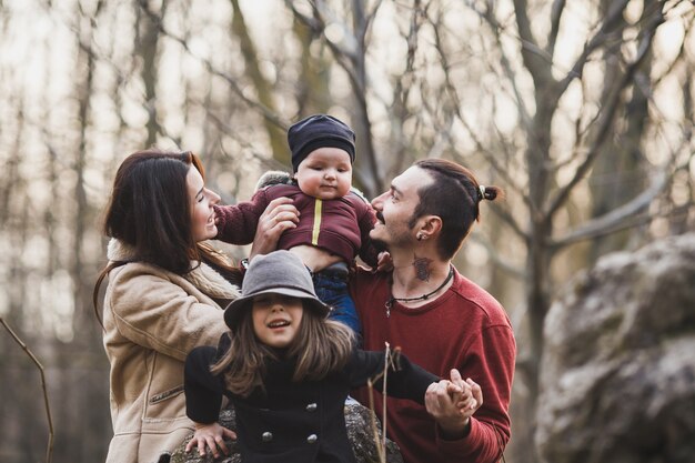 Fröhliche Eltern mit Kindern im Wald