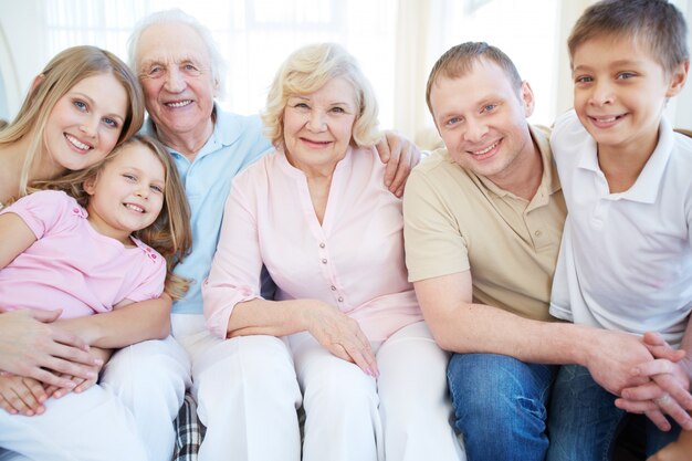 Fröhliche Familie im Wohnzimmer