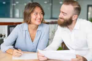 Kostenloses Foto fröhliche flirtende und scherzende büroangestellte