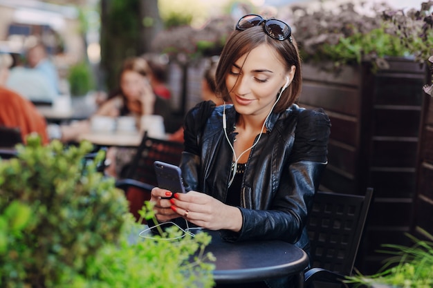 Fröhliche Frau ihr Handy mit