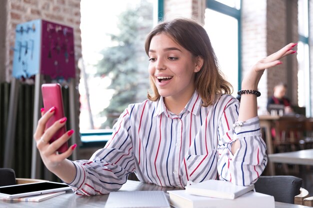 Fröhliche Frau mit Handy