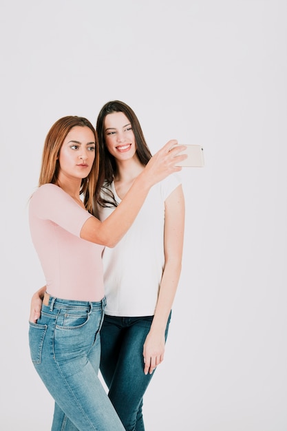 Fröhliche Frauen, die selfie nehmen