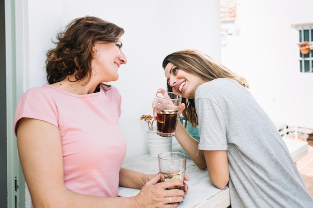 Fröhliche Frauen, die zusammen trinken