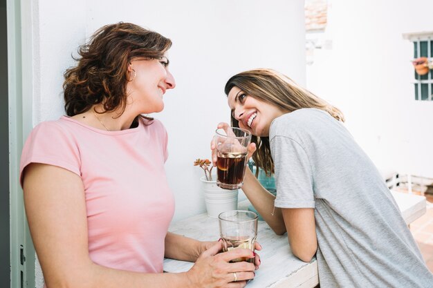 Fröhliche Frauen, die zusammen trinken