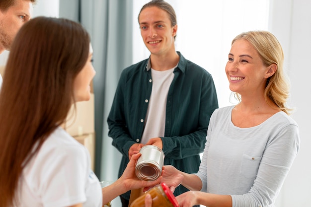 Fröhliche Freiwillige, die Lebensmittelspenden ausgeben