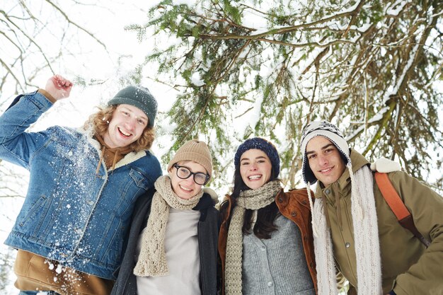 Fröhliche Freunde im Winterwald