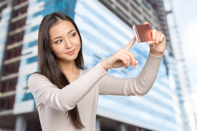 Fröhliche junge Frauen, die sich mit ihrem Smartphone selbst machen