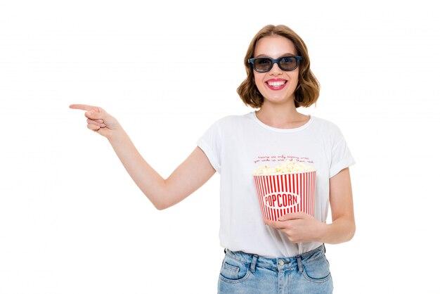 Fröhliche kaukasische Frau, die Popcorn-Film hält und zeigt.
