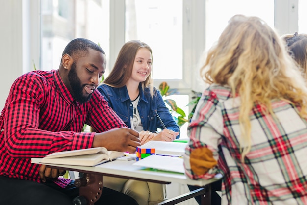 Fröhliche Leute, die zusammen studieren