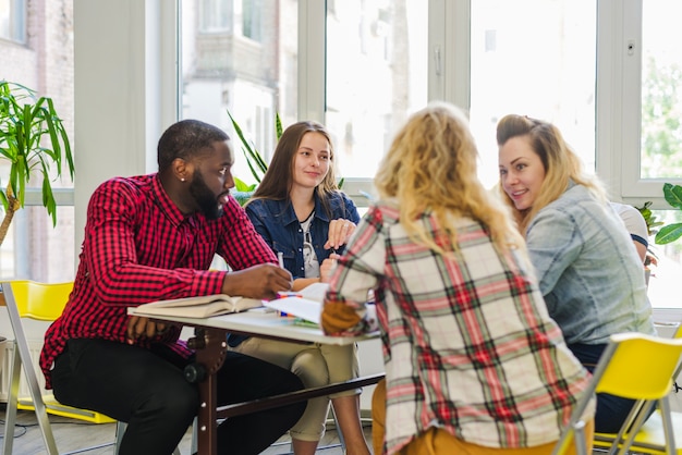 Kostenloses Foto fröhliche leute, die zusammen studieren