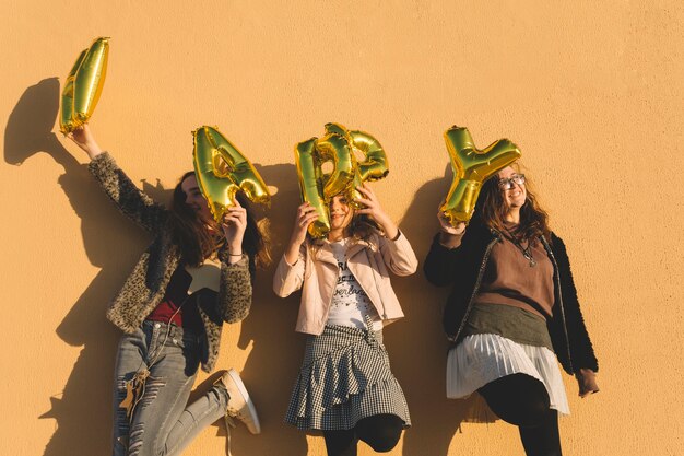 Fröhliche Mädchen mit Brief Ballons