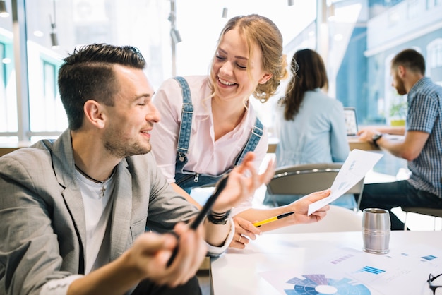 Fröhliche Menschen im Büro