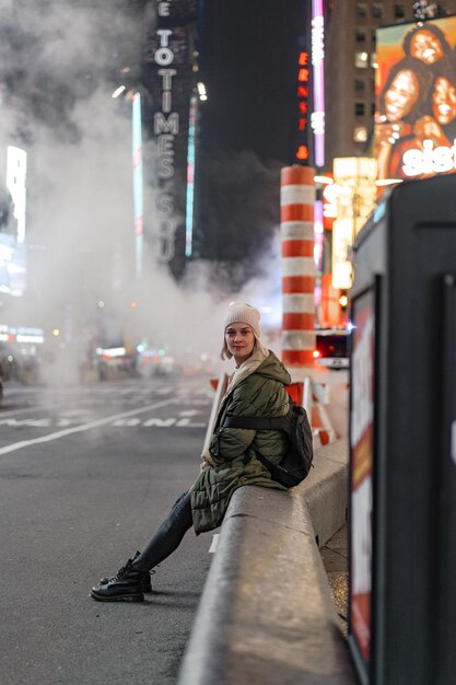 Fröhliche Modefrau freut sich, am Times Square, NYC zu sein