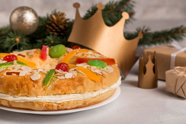 Fröhliche Offenbarung leckere Torte und Geschenke Vorderansicht