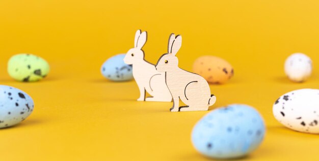 Fröhliche ostergrüße mit dekorierten eiern und kaninchen, banner. hintergrund der feier. frühlingsferien-konzeptfoto