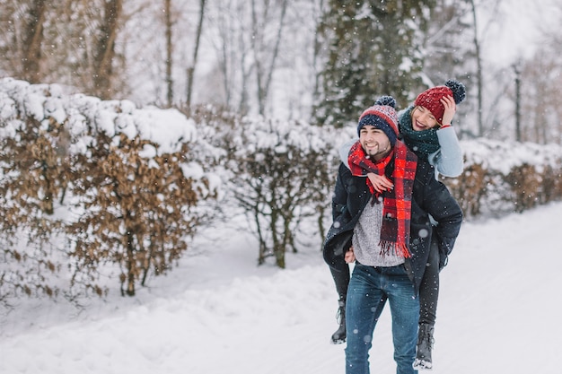 Fröhliche Paare, die Winter in der Liebe genießen