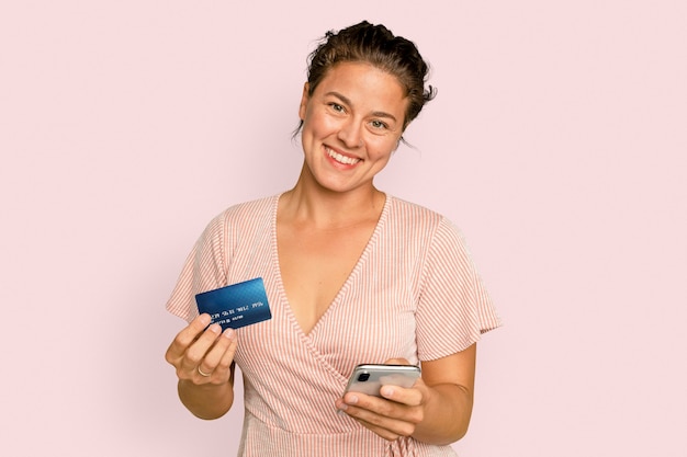 Fröhliche shopaholic-frau, die bargeldlose zahlung mit kreditkarte hält