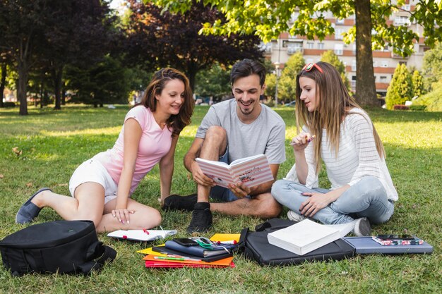 Fröhliche Studenten lesen Buch