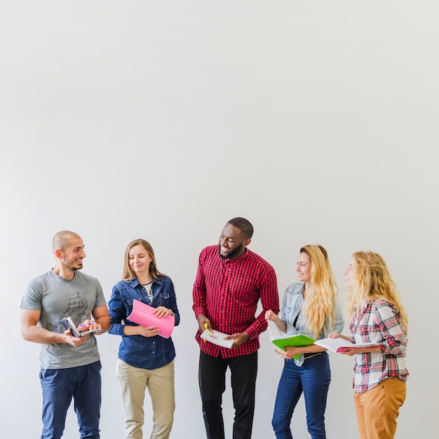 Kostenloses Foto fröhliche studenten mit notizblöcken