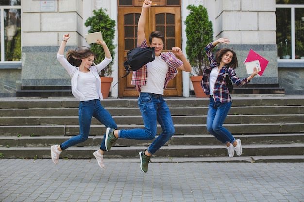 Fröhliche Studenten springen vor Aufregung