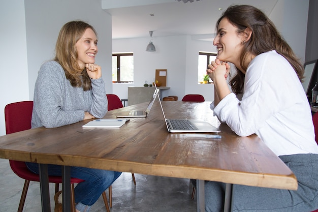 Kostenloses Foto fröhliche studentinnen im chat