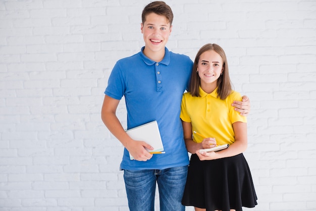 Fröhliche Teenager mit Notebooks