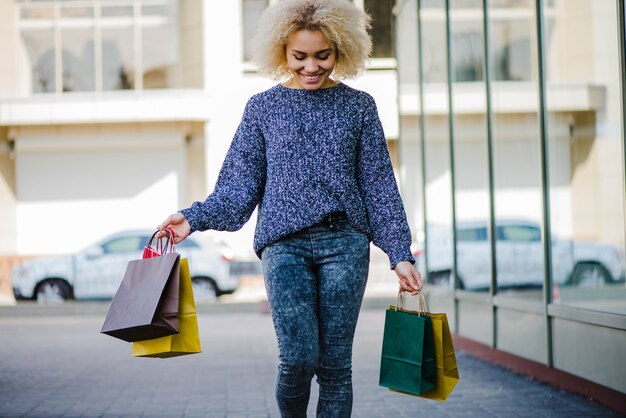 Fröhliche weibliche Shopper zu Fuß