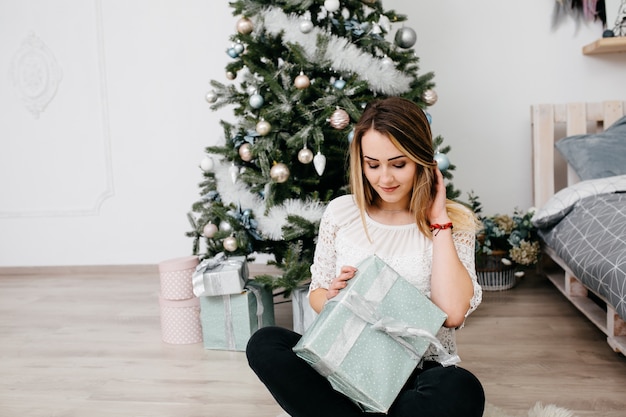 Fröhliche Weihnachten. Junge Frau, die Weihnachten feiert