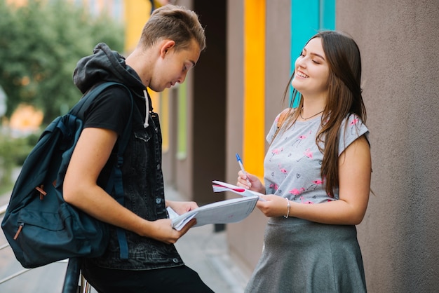 Kostenloses Foto fröhlicher junge und mädchen in der schule