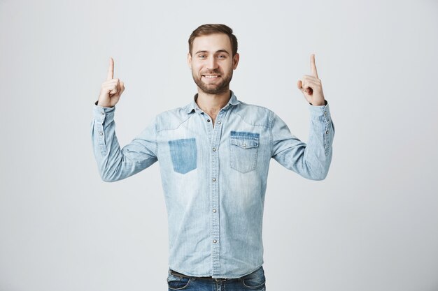 Fröhlicher lächelnder Mann, der Finger nach oben zeigt, fördern Banner