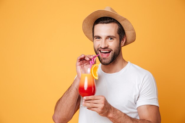 Fröhlicher Mann, der Cocktail trinkt