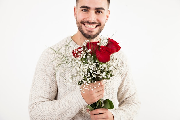 Kostenloses Foto fröhlicher mann mit blumen