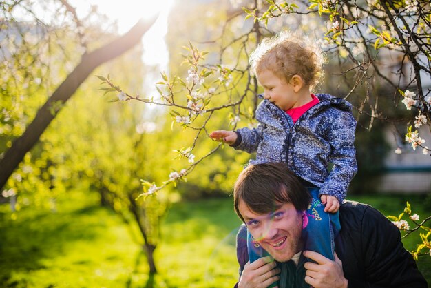 Fröhlicher Vater mit seinem Sohn auf den Schultern