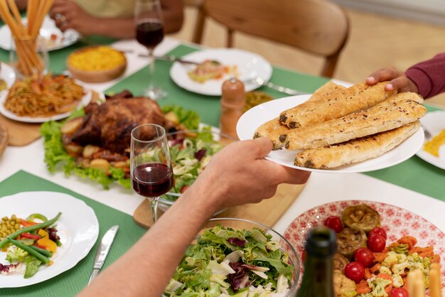 Fröhliches Familienessen zusammen