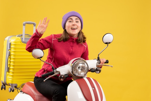 Fröhliches junges Mädchen der Vorderansicht auf wellenförmiger Hand des Mopeds