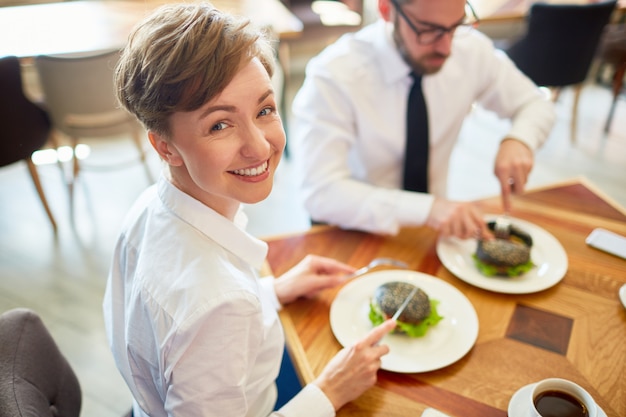 Kostenloses Foto fröhliches mittagessen