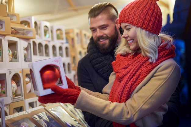 Fröhliches Paar auf dem Weihnachtsmarkt