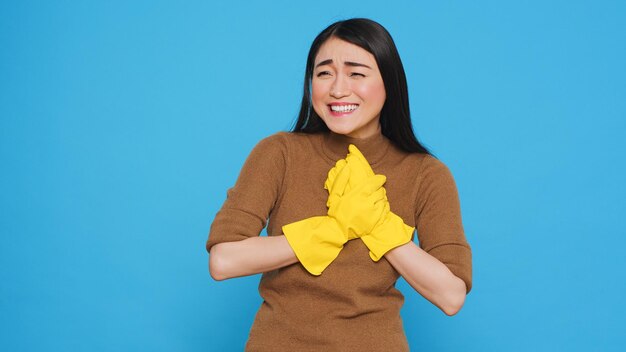 Fröhliches professionelles Dienstmädchen freut sich über den Abschluss der Hausreinigung und genießt die Wertschätzung ihrer Kunden. Homekepper leistet wunderbare Arbeit und stellt sicher, dass jeder Zentimeter des Hauses makellos ist.