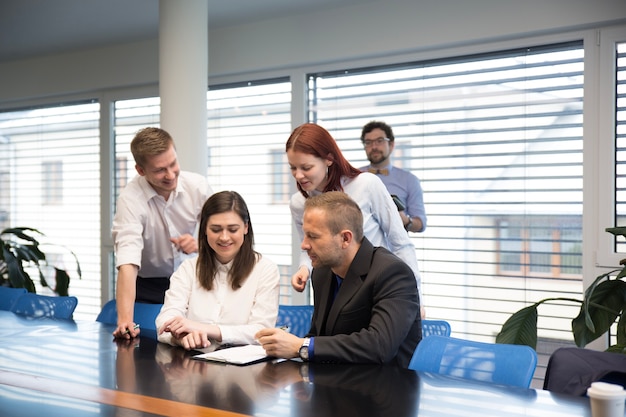 Fröhliches Team im Büro