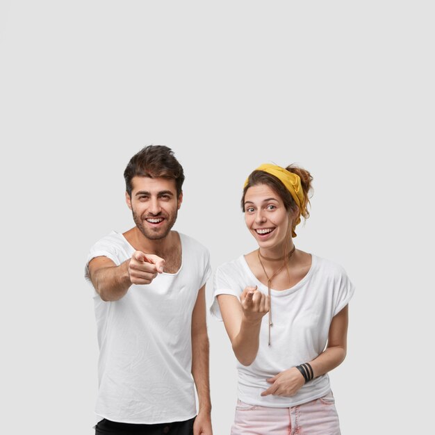 Froh, dass kaukasische Frauen und Männer zeigen, sich auf Hände konzentrieren, etwas Positives demonstrieren